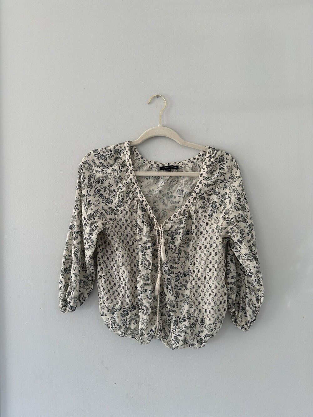 American Eagle Womens Floral Long Sleeved Blouse White And Blue Size M